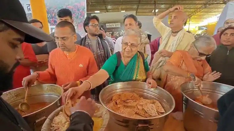 6790c78bf2609-wearing-a-green-saree-and-holding-a-black-bag-she-was-seen-giving-chapattis-to-the-de.jpeg