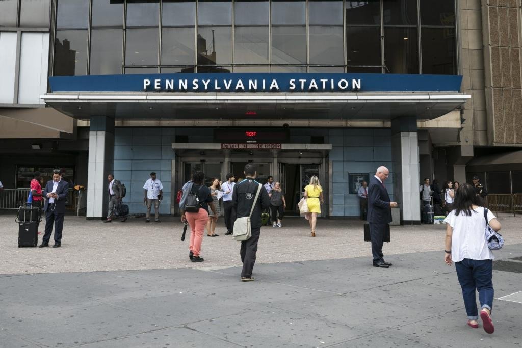 news-entrance-penn-station-corner-24441256-e1745186799709.jpg