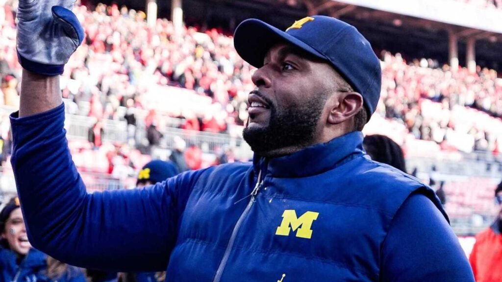 michigan-head-coach-sherrone-moore-hand-signal.jpg