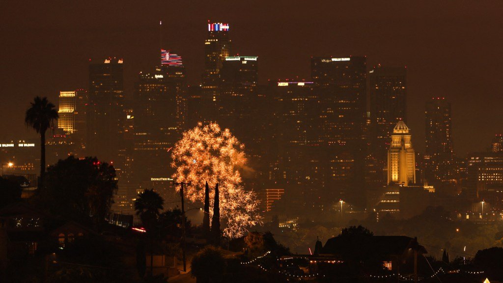 LA-Fireworks-2222921850.jpg