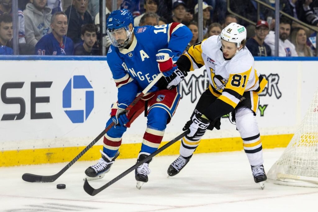 defends-new-york-rangers-center-113030886.jpg