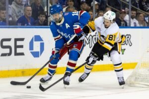 defends-new-york-rangers-center-113030886.jpg