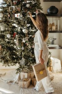 camille-styles-modern-christmas-tree-decorations-865x1298.jpg