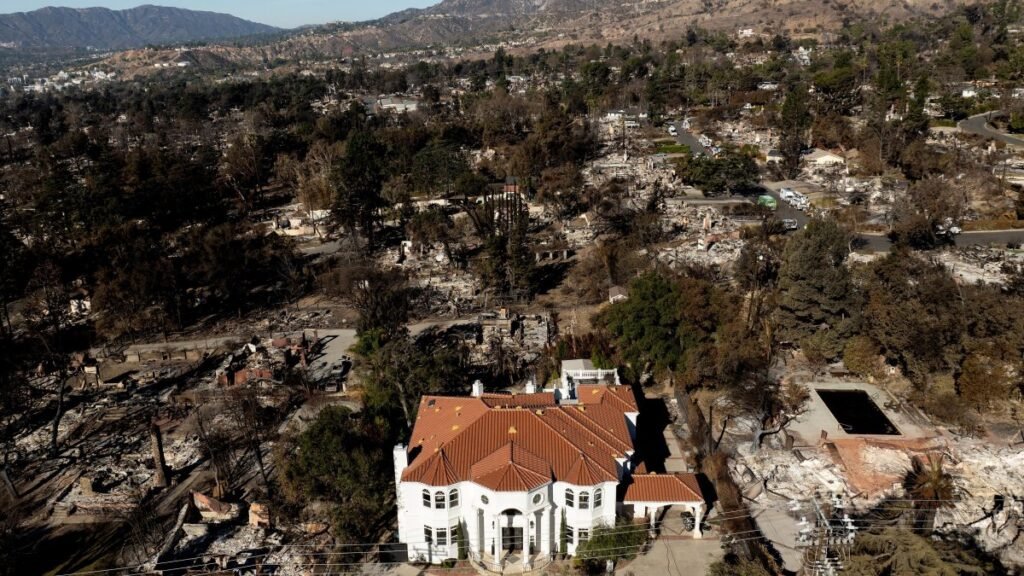 1-altadena-GettyImages-2254374495.jpg