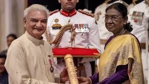6a3e40fd96646-president-droupadi-murmu-conferred-the-padma-shri-on-veteran-theatre-artist-and-scient.jpeg