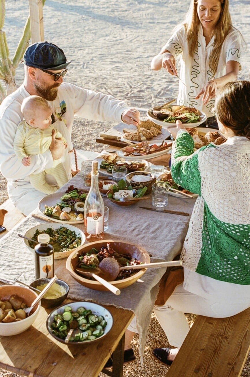 people-eating-dinner-outside-865x1304.jpg