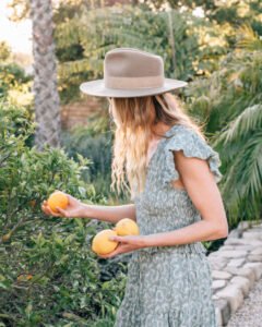 woman-picking-lemons-865x1081.jpg