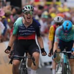 Olav Kooij wins fifth stage in chaotic dash finish