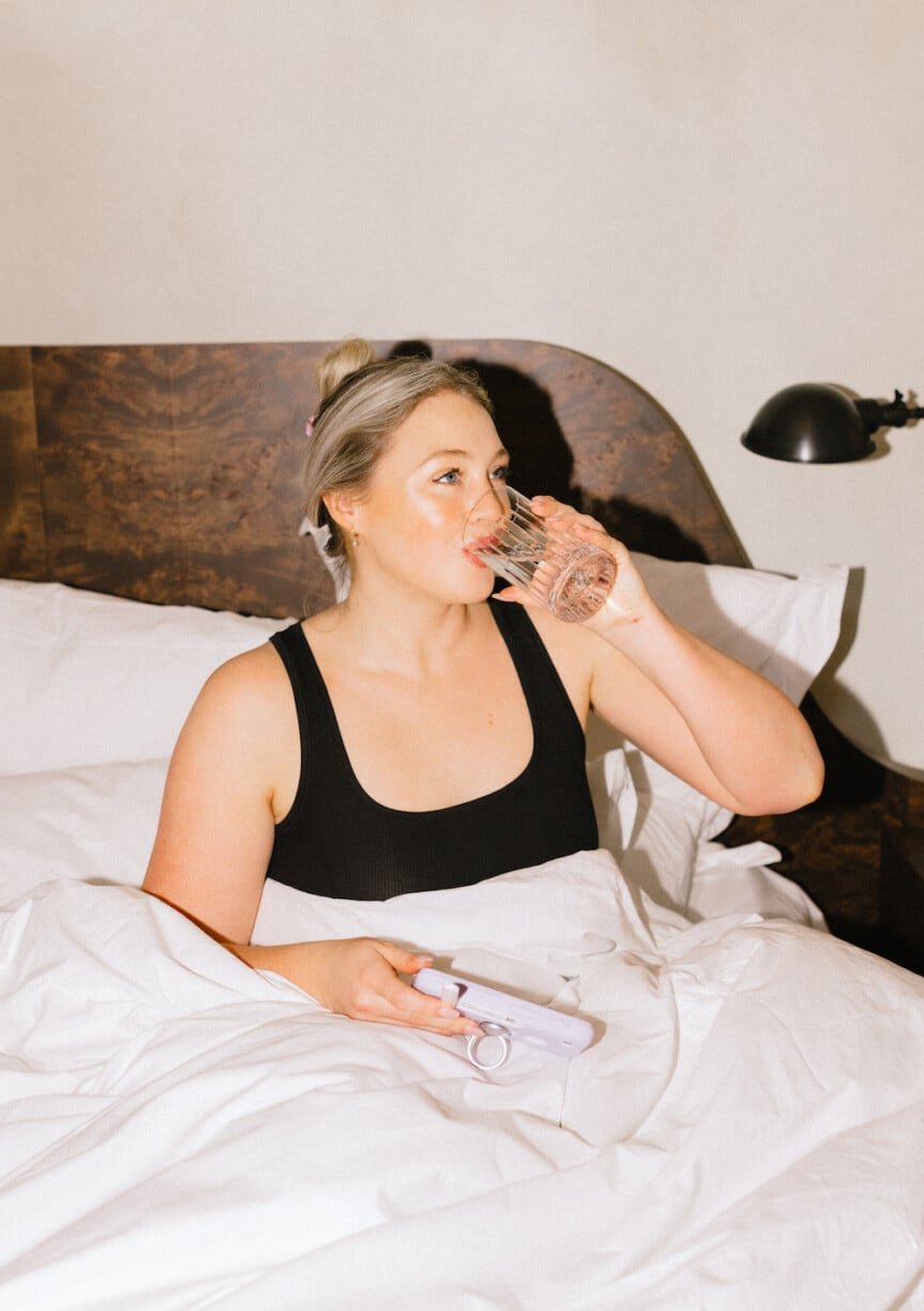 water-waking-up-morning-routine-ideas-iskra.jpg