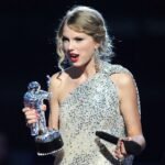 Kanye West Interrupts Taylor Swift, Extra